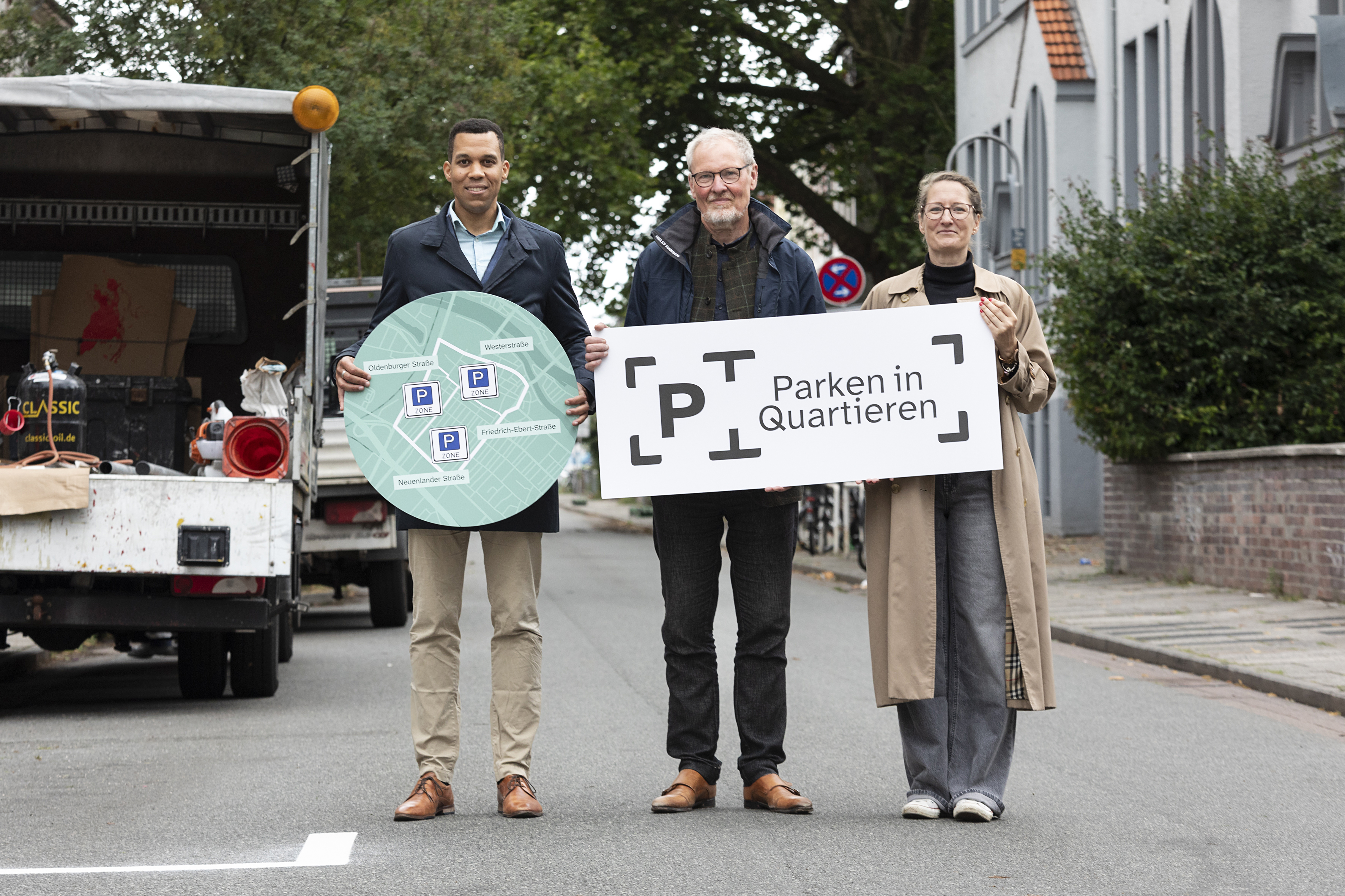 Start der Neuordnung des Parkens in der Neustadt West:  ASV Leiter Rick Graue (v.l.), Staatsrat Dr. Ralph Baumheier und die stellvertretende Beiratssprecherin Vibke Martens informieren vor Ort in der Oderstraße über die ersten Markierungen.
