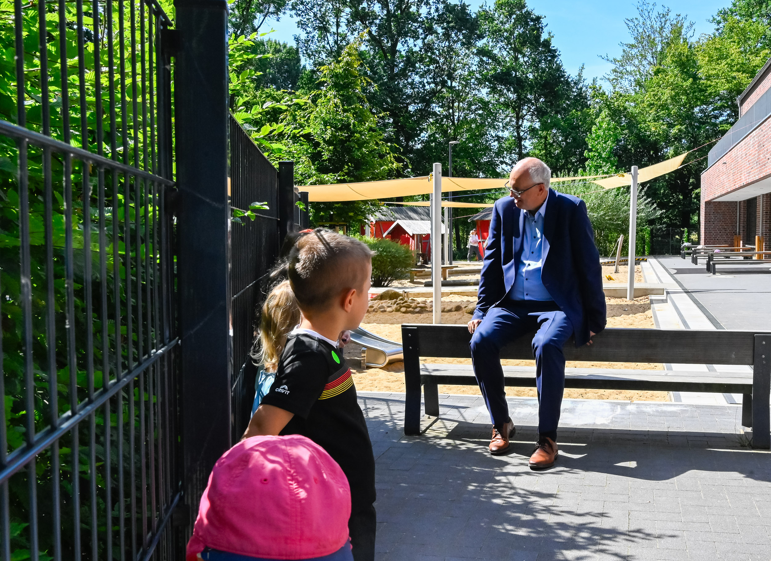 Bovenschulte besucht Kita, Weserufer und Wohnprojekt in Woltmershausen