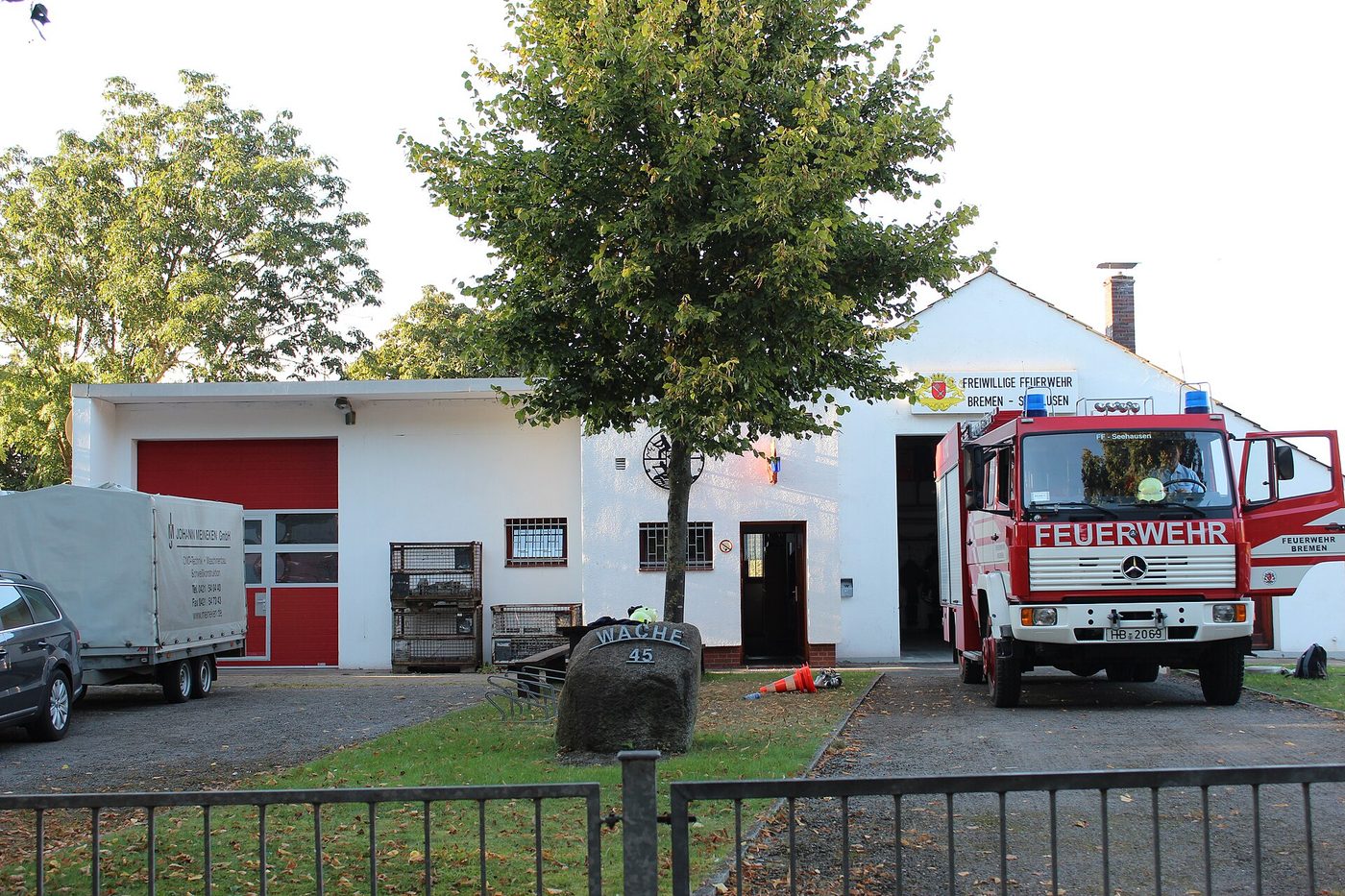 Zwei Brände in Bremen: Carport und Parzelle zerstört