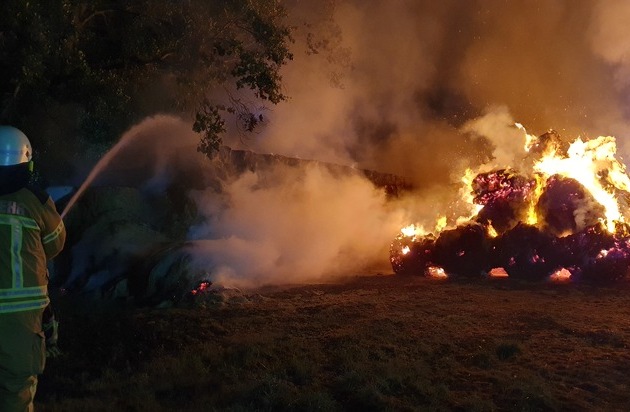 Heuballenbrand in Ohlenstedt: Zehn Feuerwehren stundenlang im Einsatz