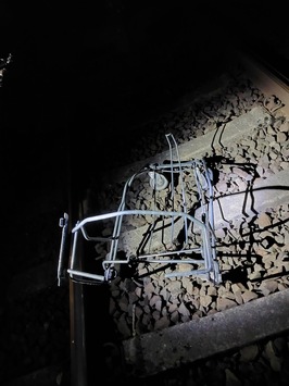 Einkaufswagen im Gleis legt Bahnstrecke bei Mahndorf lahm
