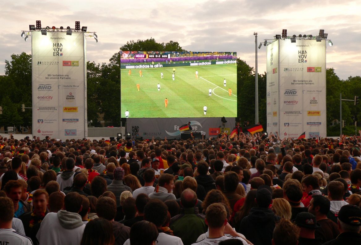 Weyher Public Viewing bringt 1950 Euro für Hospiz und Streetwatcher