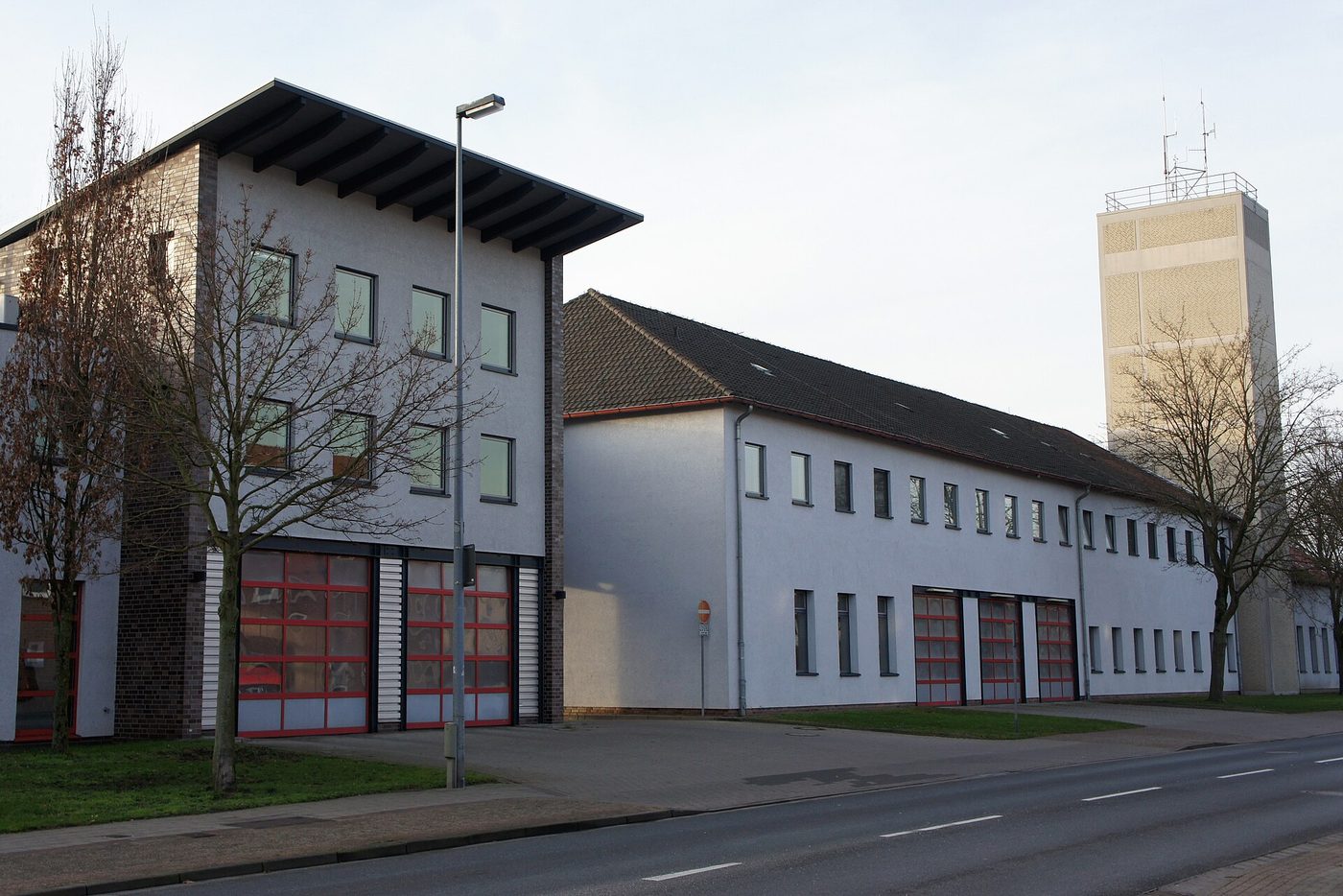 Traktor brennt bei Feldarbeit in Delmenhorst vollständig aus