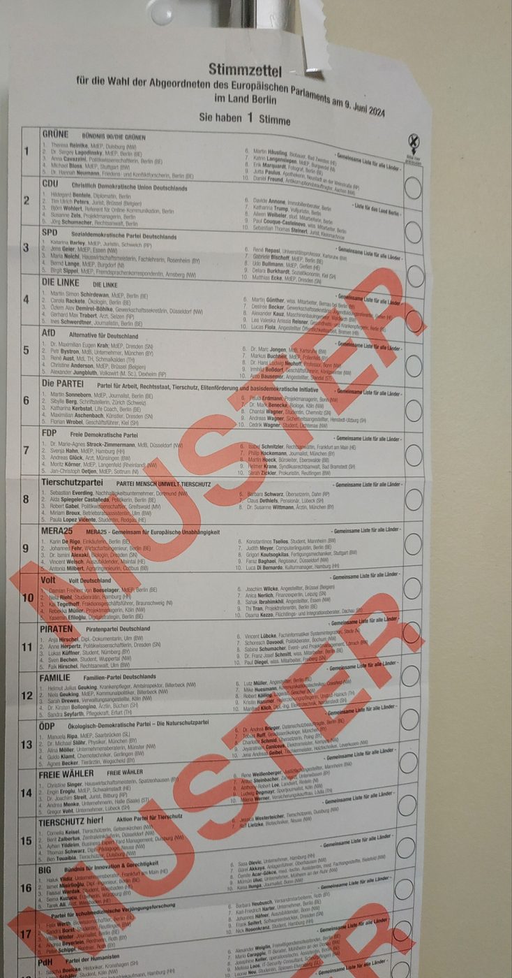 Achim tauscht versehentlich verschickte Muster-Stimmzettel aus