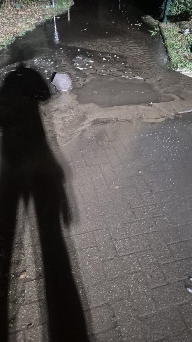 Wasserrohrbruch im Imkerweg ruft Feuerwehr Achternmeer auf den Plan