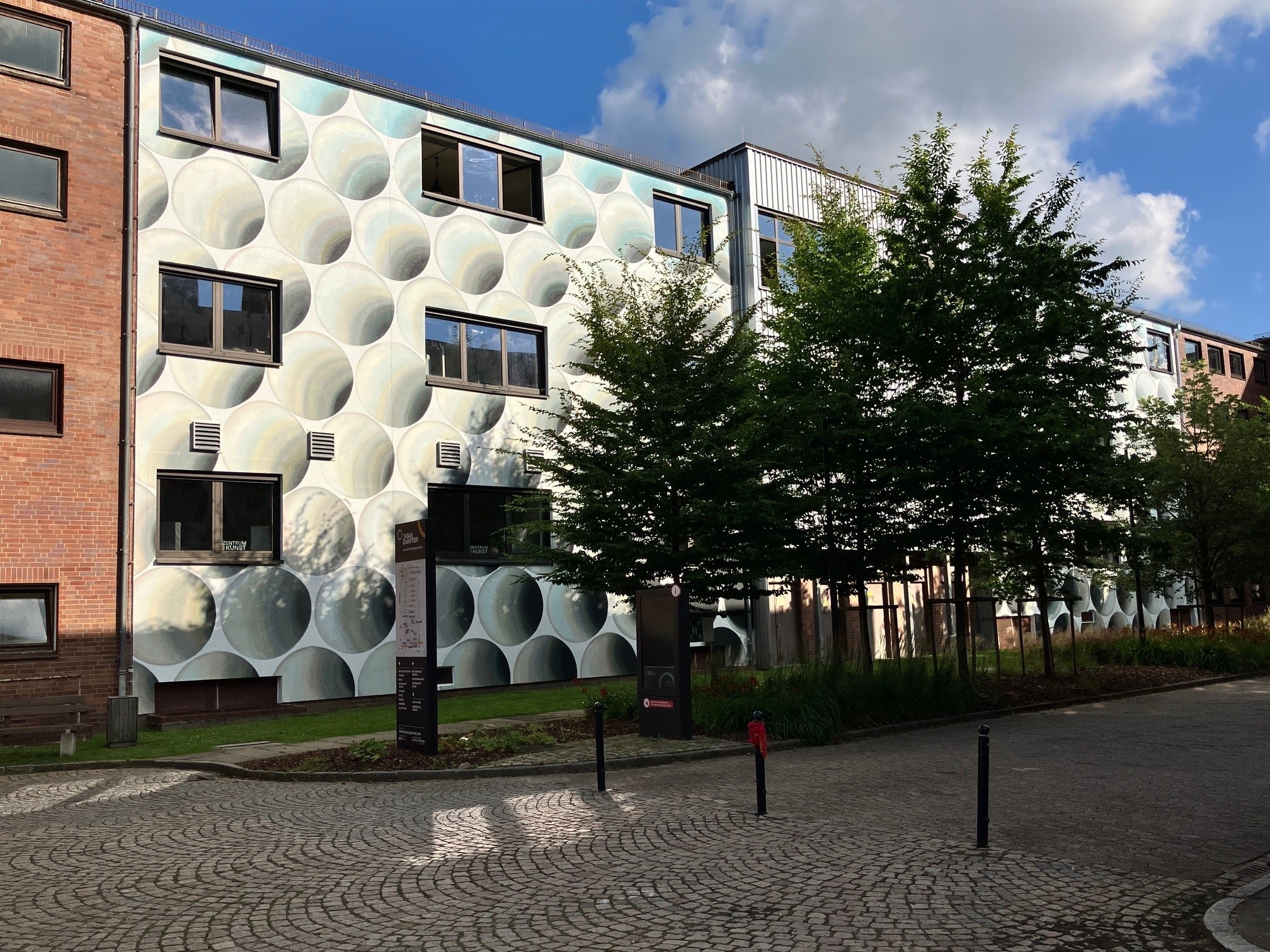 „look in“ prägt jetzt die Fassade des Zentrums für Kunst