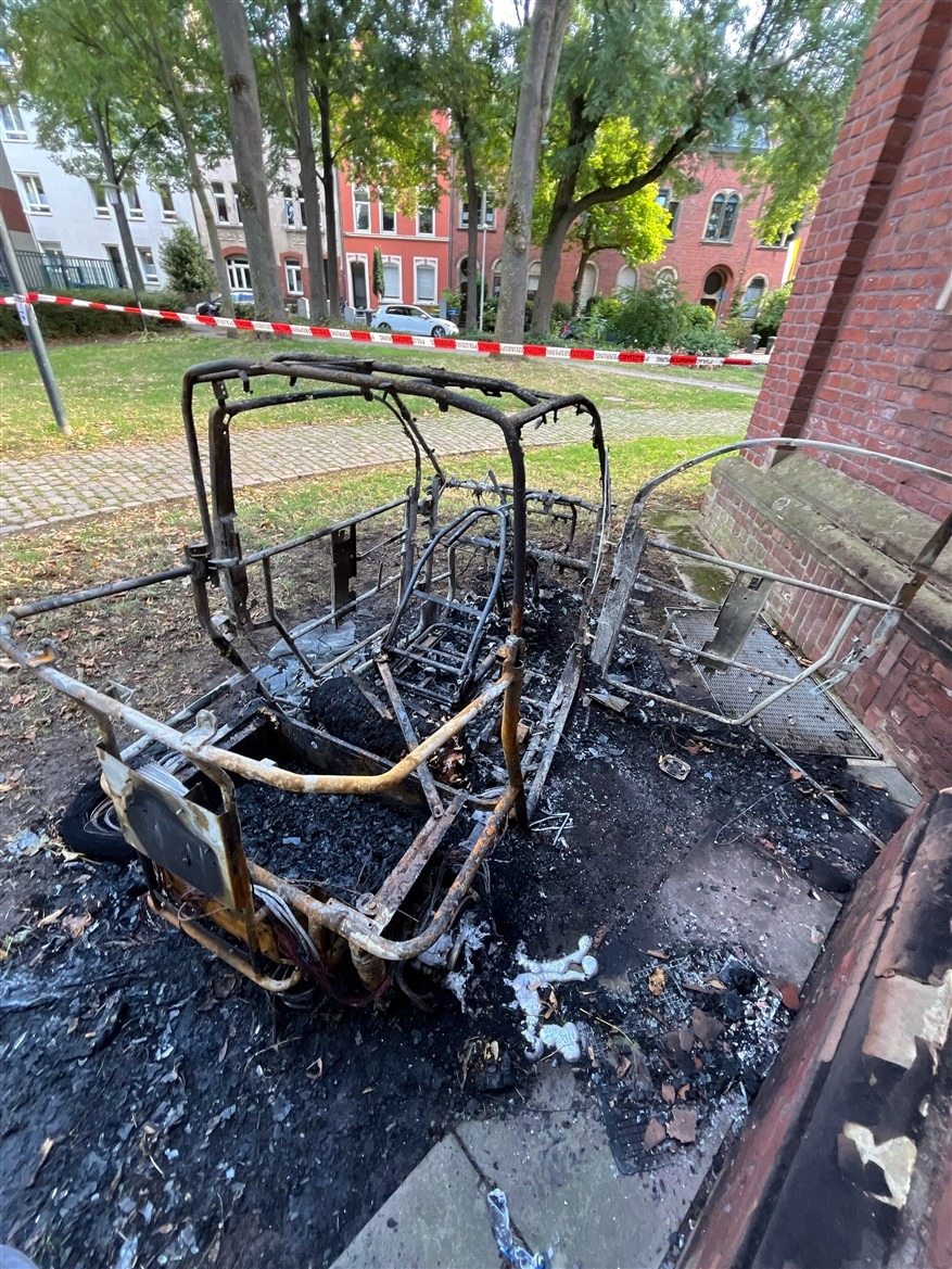 Gestohlener Kabinenroller brennt in Düren vollständig aus