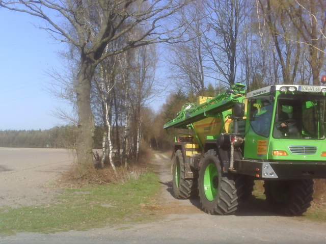 16 Kilometer durch Geest und Heide: Wandergruppe unterwegs