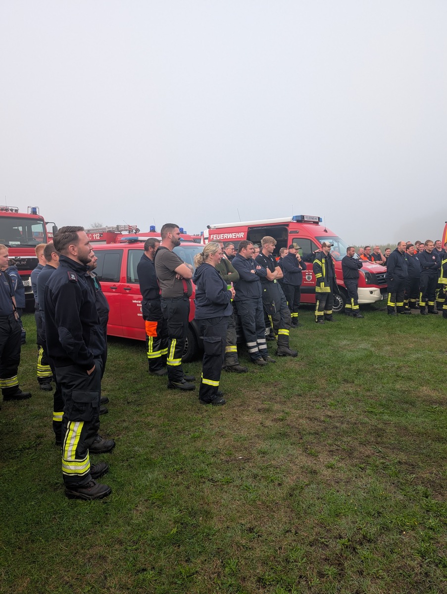 Feuerwehrbereitschaft übt Chemieunfall und Deichschutz in Loxstedt