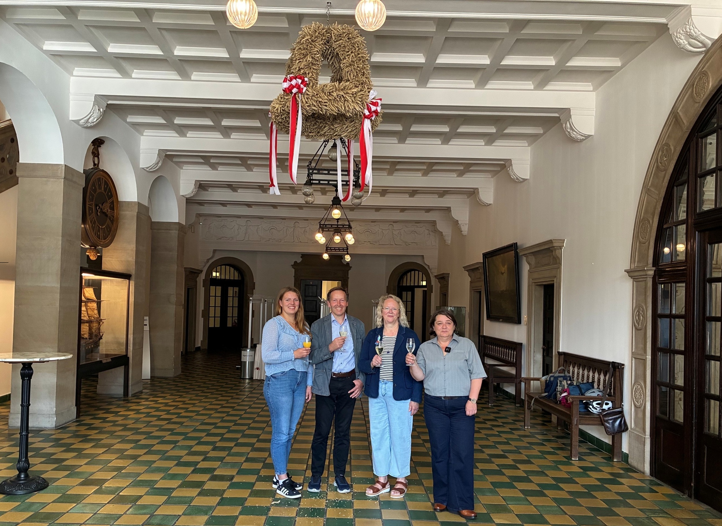 Erntekrone aus Arbergen hängt im Bremer Rathaus