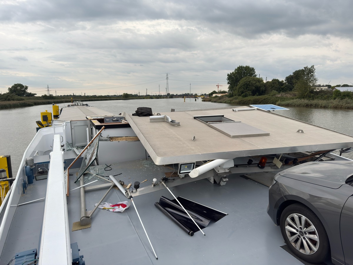 Binnenschiff prallt in Elsfleth gegen Eisenbahnbrücke