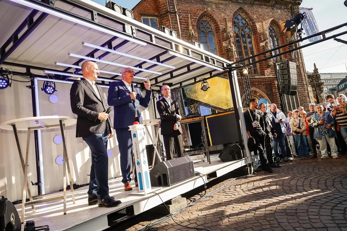 Bürgermeister Andreas Bovenschulte (Mitte) bei der Eröffnung des Bürgerfests anlässlich des Tages der Deutschen Einheit zusammen mit Jens Franzeck (links, Chief Industrial Officer Ariane-Group) und Pierre Godart (Finanzchef Ariane-Group).